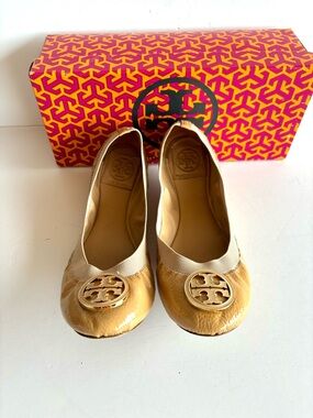 TORY BURCH Caroline nude patent leather logo toe detail ballet flats 8